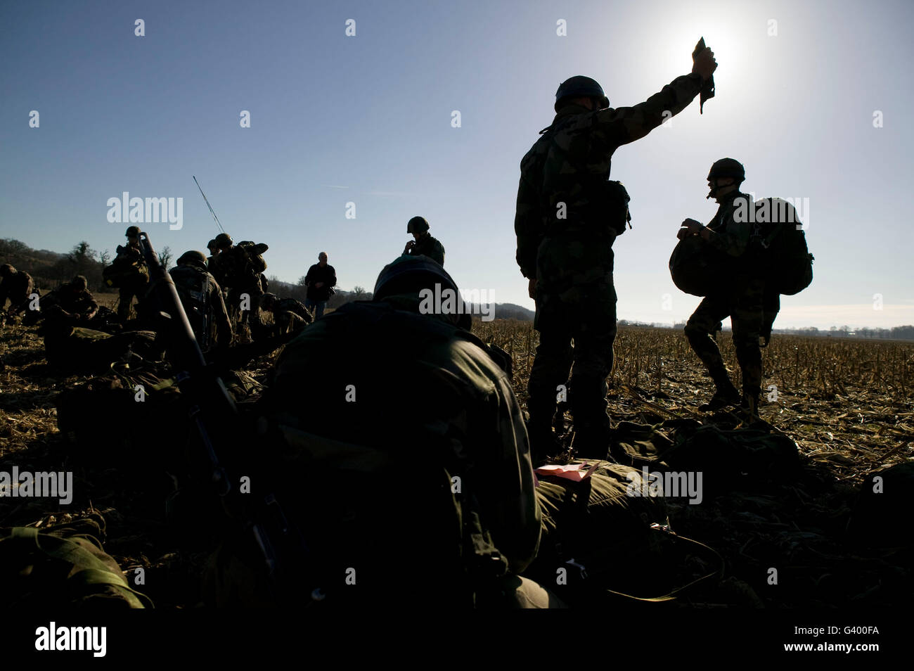 Légion étrangère française se rassemblent à la position attribuée après un saut au nord de Tarbes, France, 12 décembre 2007. Banque D'Images