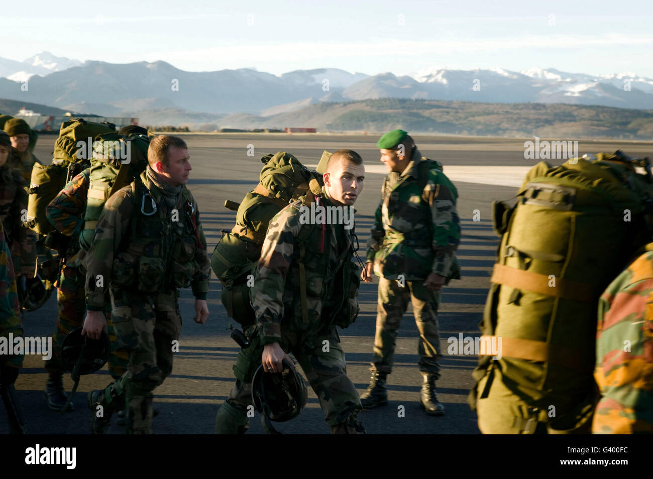 Les membres de la Légion étrangère française et les soldats de la Belgique (avec des marques jaunes en uniforme) à pied à travers l'aire de 2007 Banque D'Images