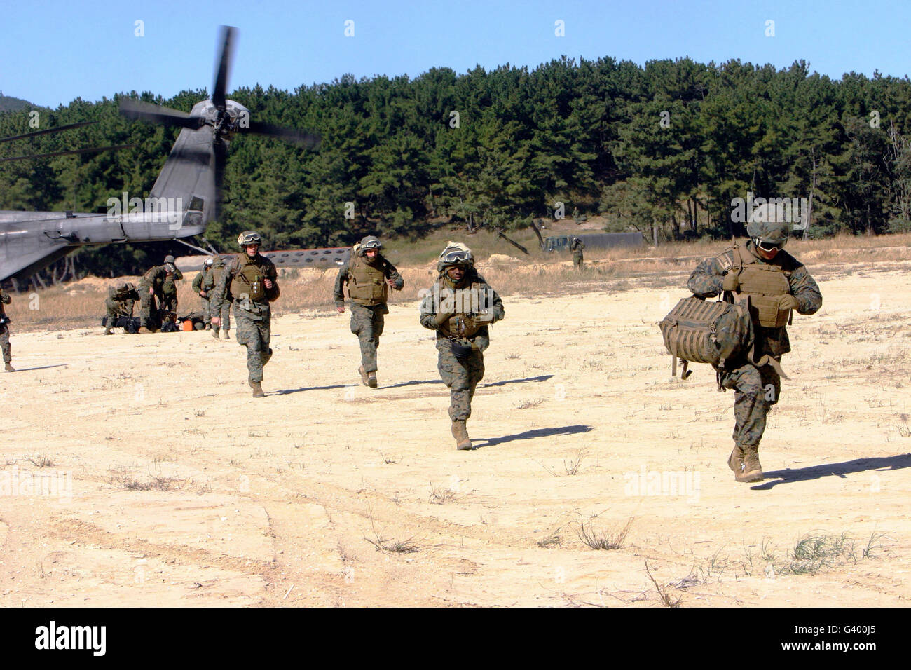La Marine américaine corpsmen répondre à un exercice d'évacuation de blessés. Banque D'Images