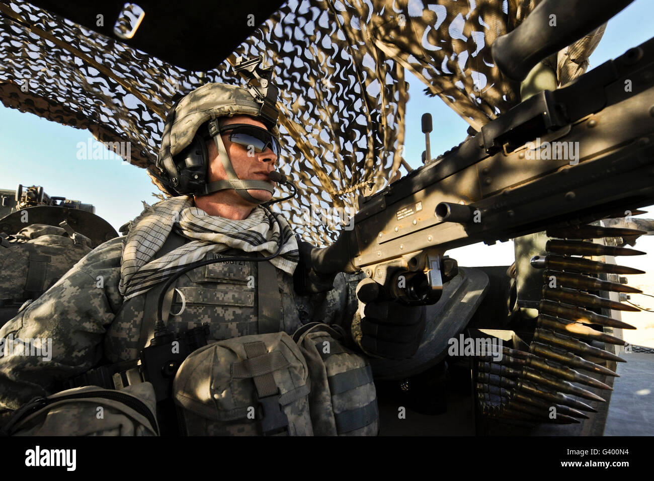Spécialiste de l'arrière de l'armée américaine fournit la sécurité à l'intérieur d'un véhicule blindé Stryker. Banque D'Images
