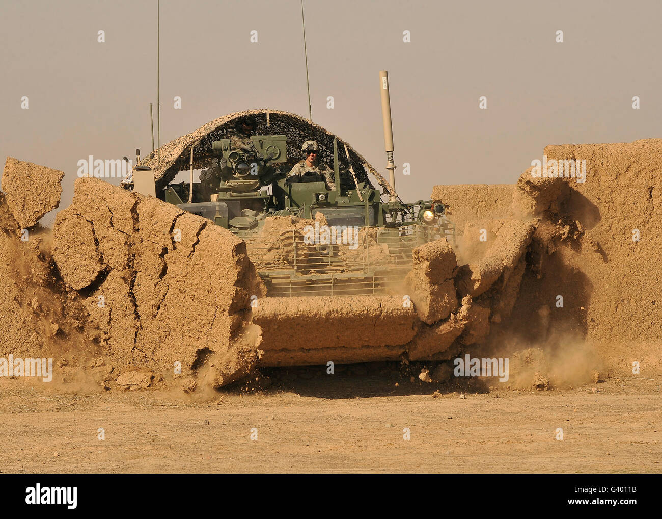 Des soldats américains détruisent une Hutal, composé en Afghanistan. Banque D'Images
