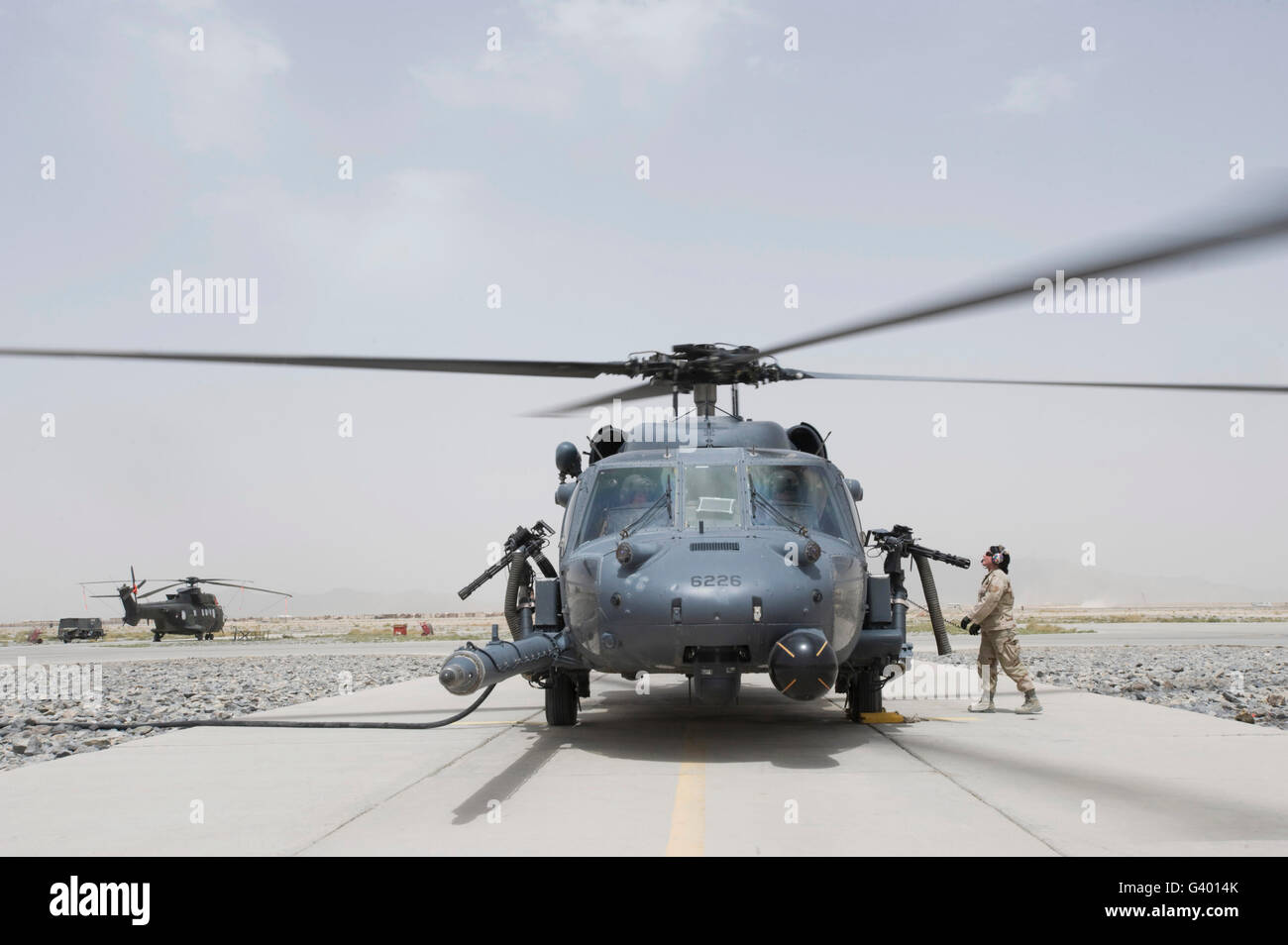 Un HH-60 Pave Hawk terres après un vol pour tester l'état de préparation de la mission à l'aérodrome de Kandahar, Afghanistan. Banque D'Images