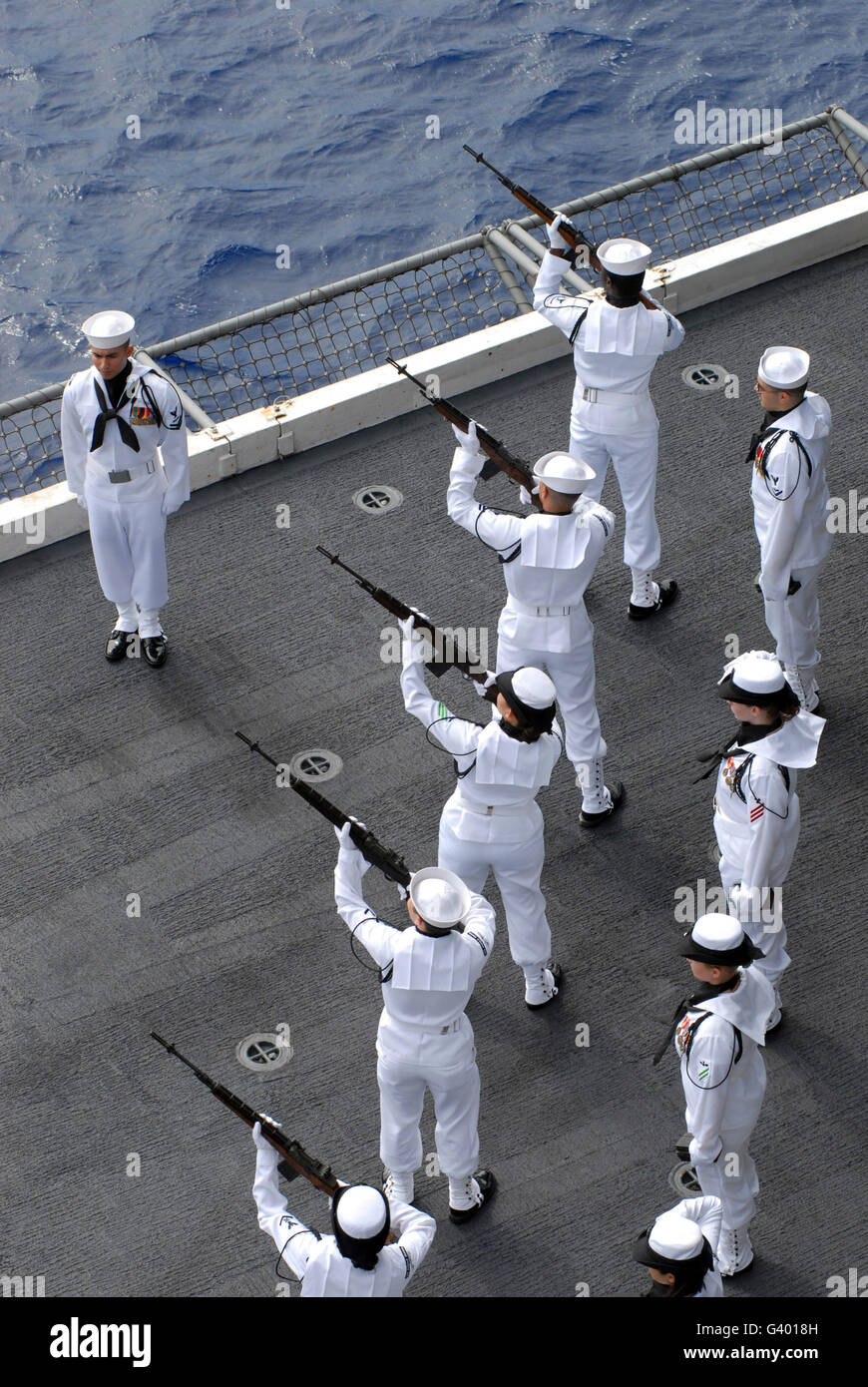 Un détail rife se prépare à feu en l'honneur du défunt à un enterrement en mer cérémonie. Banque D'Images