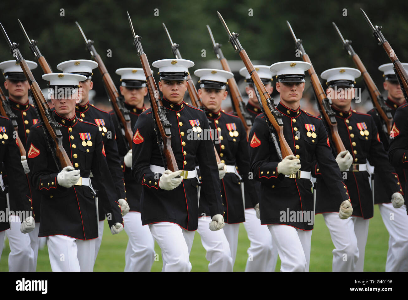 Les Marines américains en mars au cours de la passe et de l'examen partie de la Parade au coucher du soleil à Arlington, en Virginie. Banque D'Images