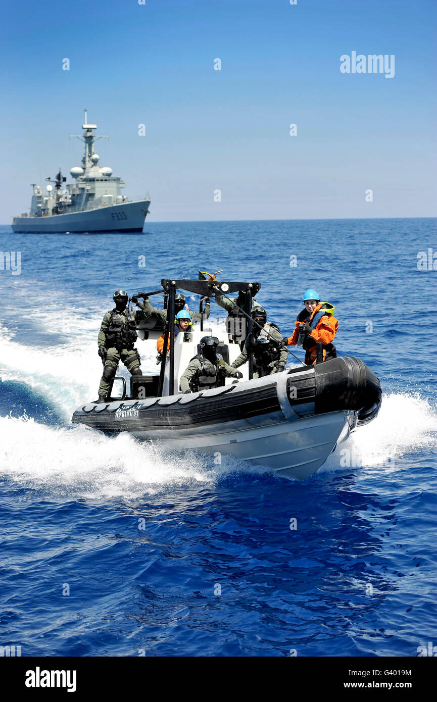 Les marines espagnole s'écarter la marine espagnole Descubierta SPS corvette de classe Infanta Elena. Banque D'Images