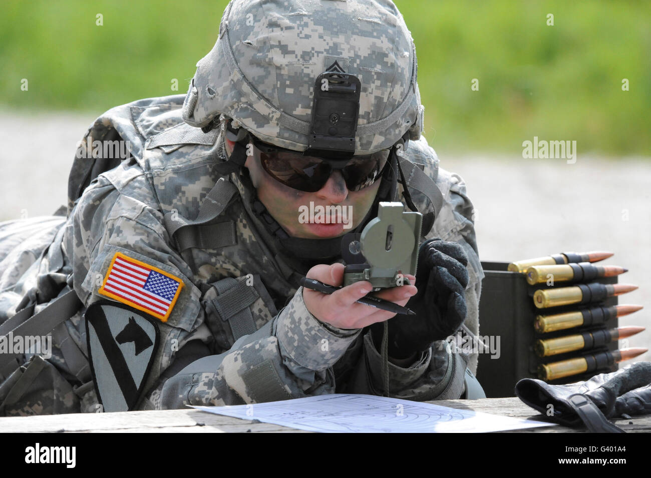 Soldat de l'armée américaine utilise un compas pour dessiner une carte à Grafenwoehr, Allemagne. Banque D'Images