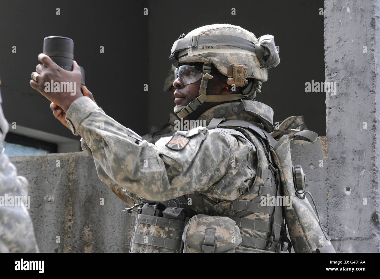 Un soldat américain reçoit deux grenades M-67 au cours de la formation. Banque D'Images