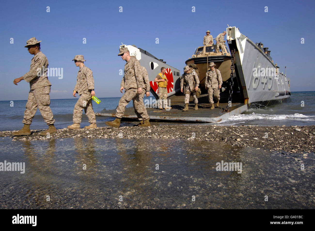 Marines descendre d'un bateau de débarquement de fournir du personnel et des fournitures à l'appui de l'opération réponse unifiée. Banque D'Images