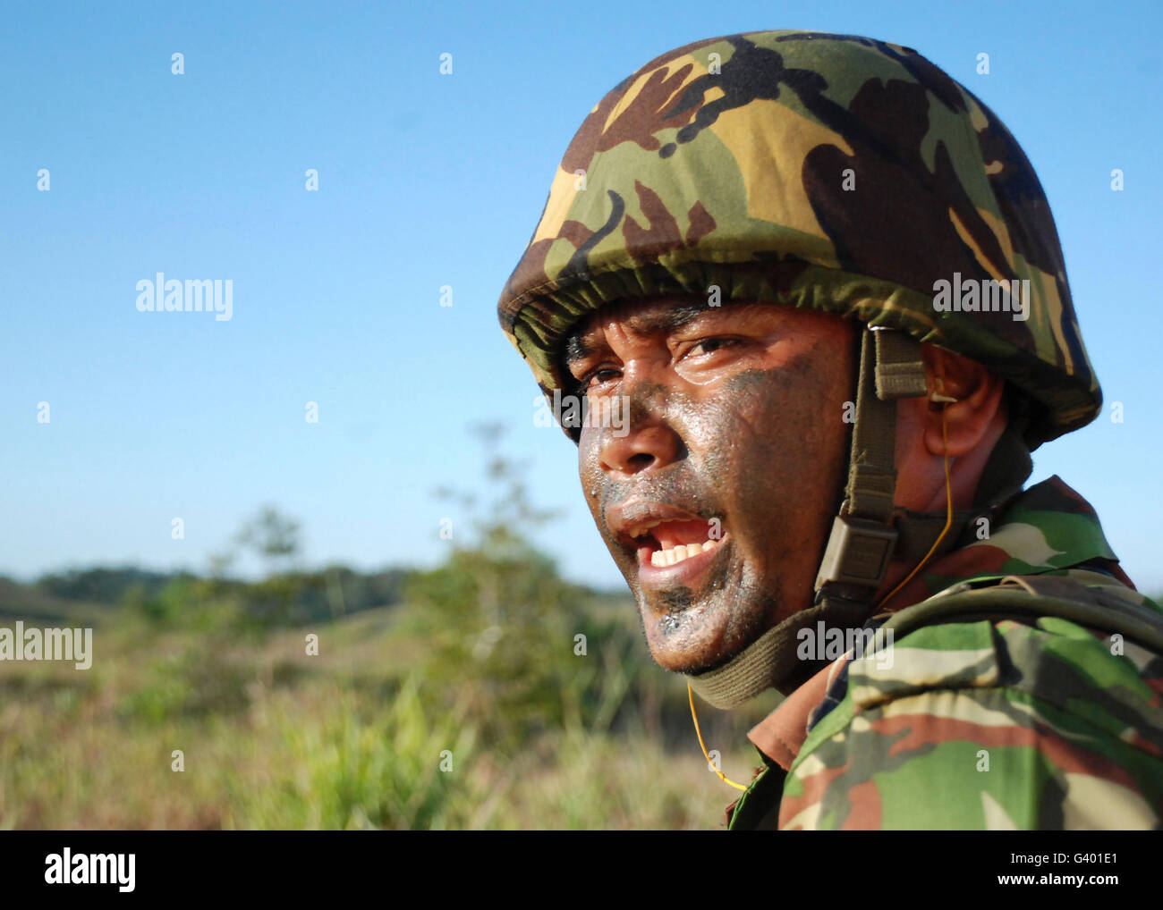 Un soldat de la Force terrestre Royal Brunei cris des commandes à ses collègues. Banque D'Images