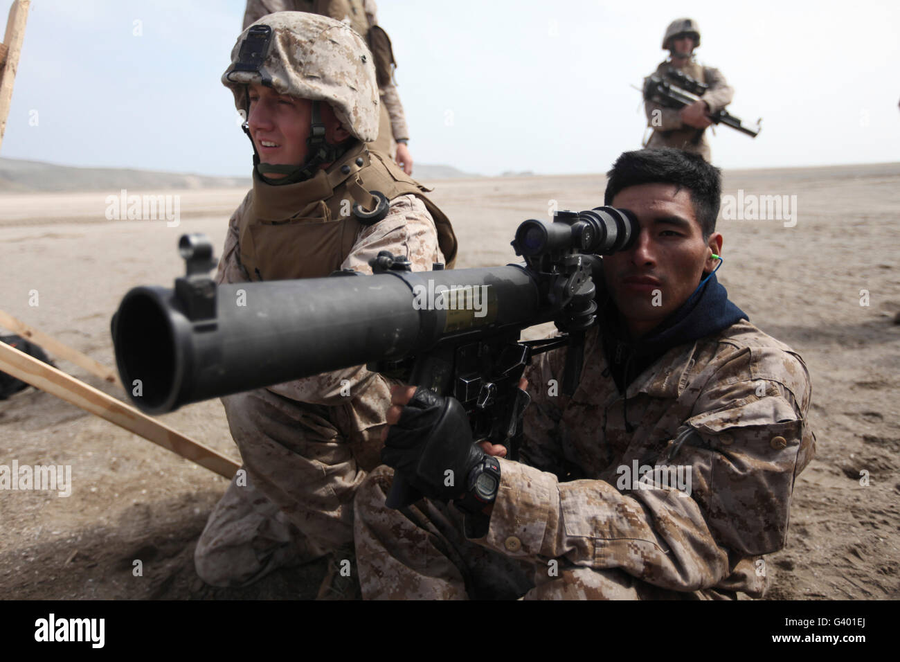 Us marines marines péruvienne enseigner comment fire une épaule-lancé polyvalents pour arme d'assaut. Banque D'Images