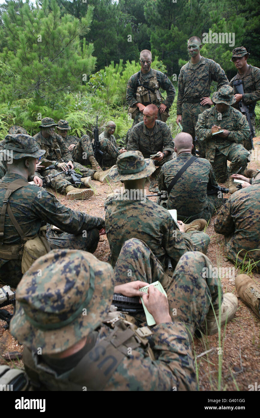 Chef de peloton indique à Marines avant un déploiement prochain. Banque D'Images