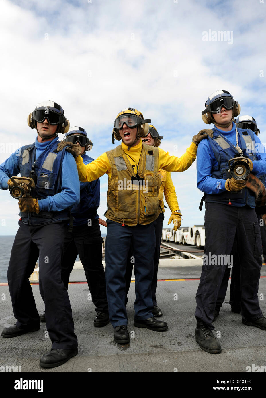 Lutter contre un incendie simulé de marins à bord du porte-avions USS Abraham Lincoln. Banque D'Images