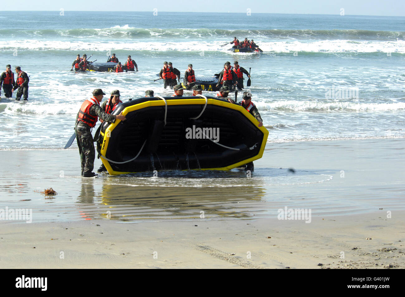De démolition sous-marine de base/étudiants joint s'efforcer d'achever un long passage de la surface de l'exercice. Banque D'Images