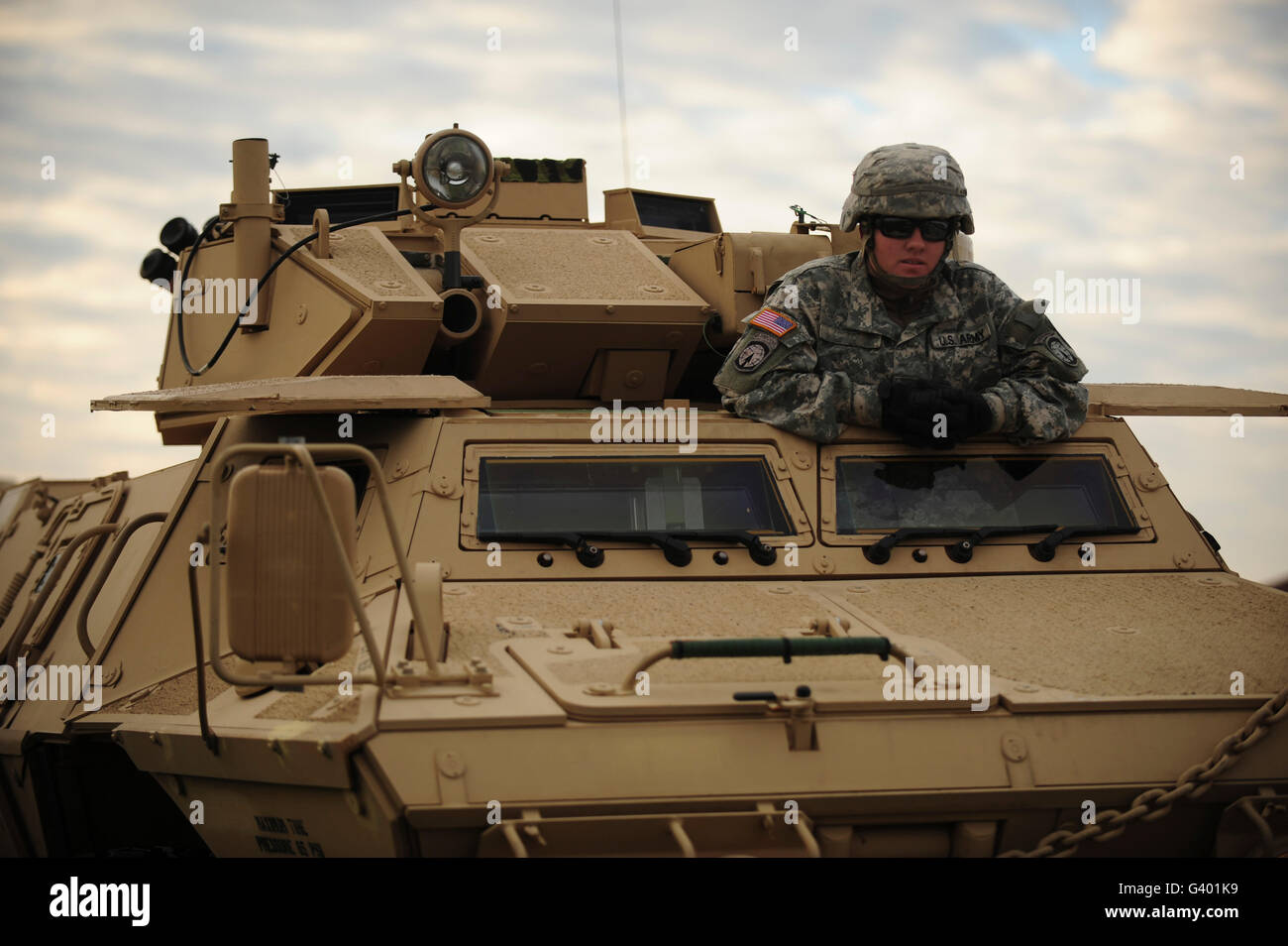 Soldat de l'armée américaine se trouve dans l'écoutille du conducteur d'un M1117 Guardian Véhicule de sécurité blindé Banque D'Images