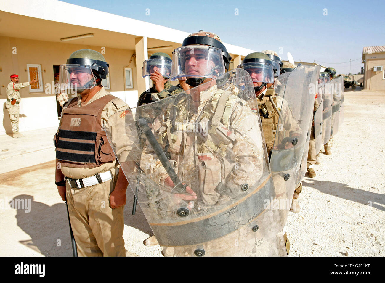 Les soldats de la 7e Division de l'armée irakienne se tiennent prêts au cours d'un exercice d'entraînement de lutte antiémeute. Banque D'Images