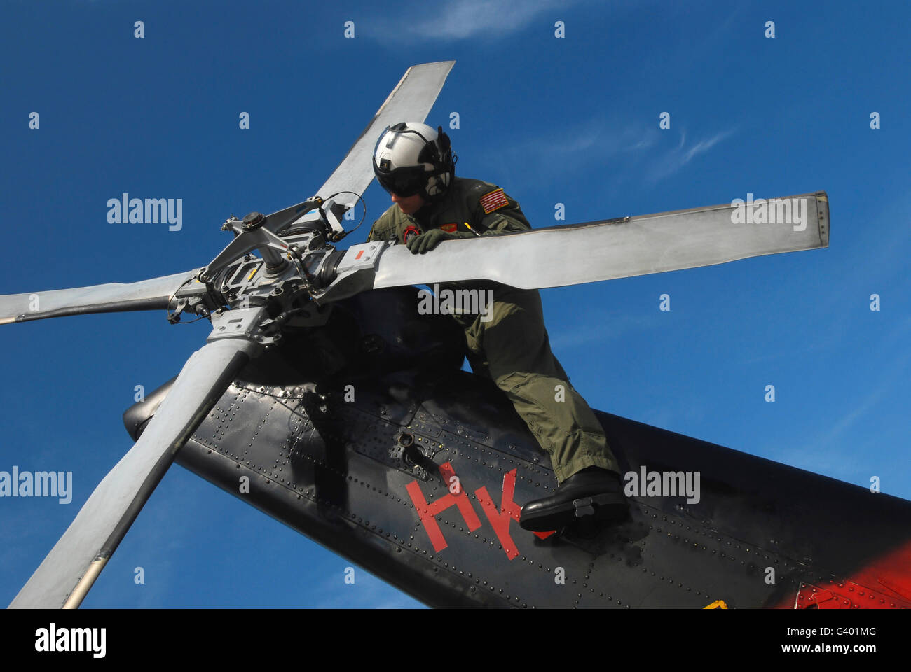 Un soldat effectue une inspection avant vol d'un SH-60B Sea Hawk rotor de queue. Banque D'Images