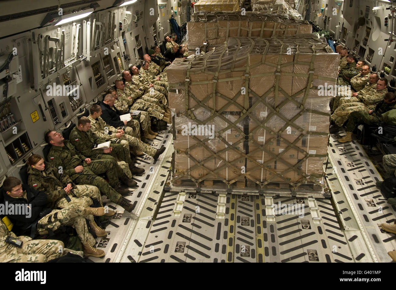 Des soldats polonais et des fournitures sont transportées par un C-17 Globemaster III. Banque D'Images