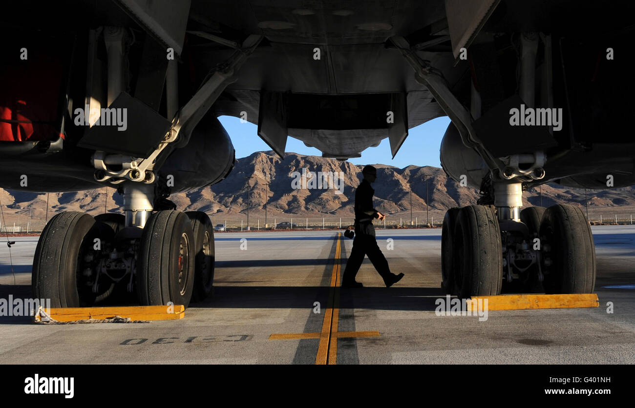 Un chef d'équipe vérifie les débris d'objets étrangers autour d'un B-1 Lancer. Banque D'Images