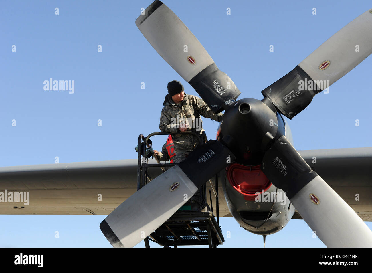 Responsable d'un avion Hercules C-130 permet de dépanner un moteur. Banque D'Images