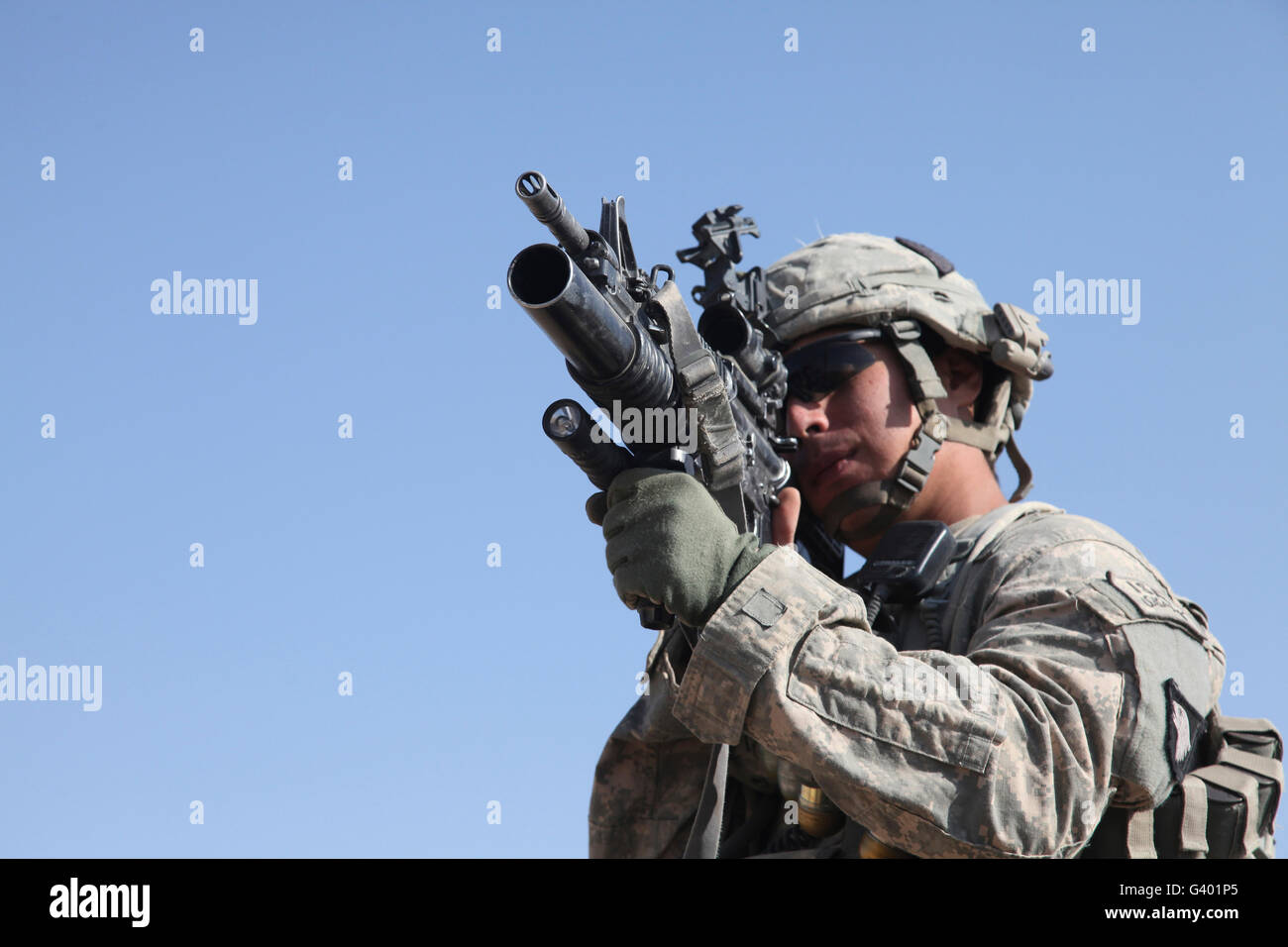 Soldat de l'armée américaine analyse la zone avec un lance-grenades M203. Banque D'Images