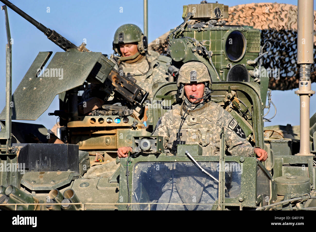 Les soldats de l'armée américaine en Afghanistan de patrouille dans un véhicule blindé Stryker. Banque D'Images