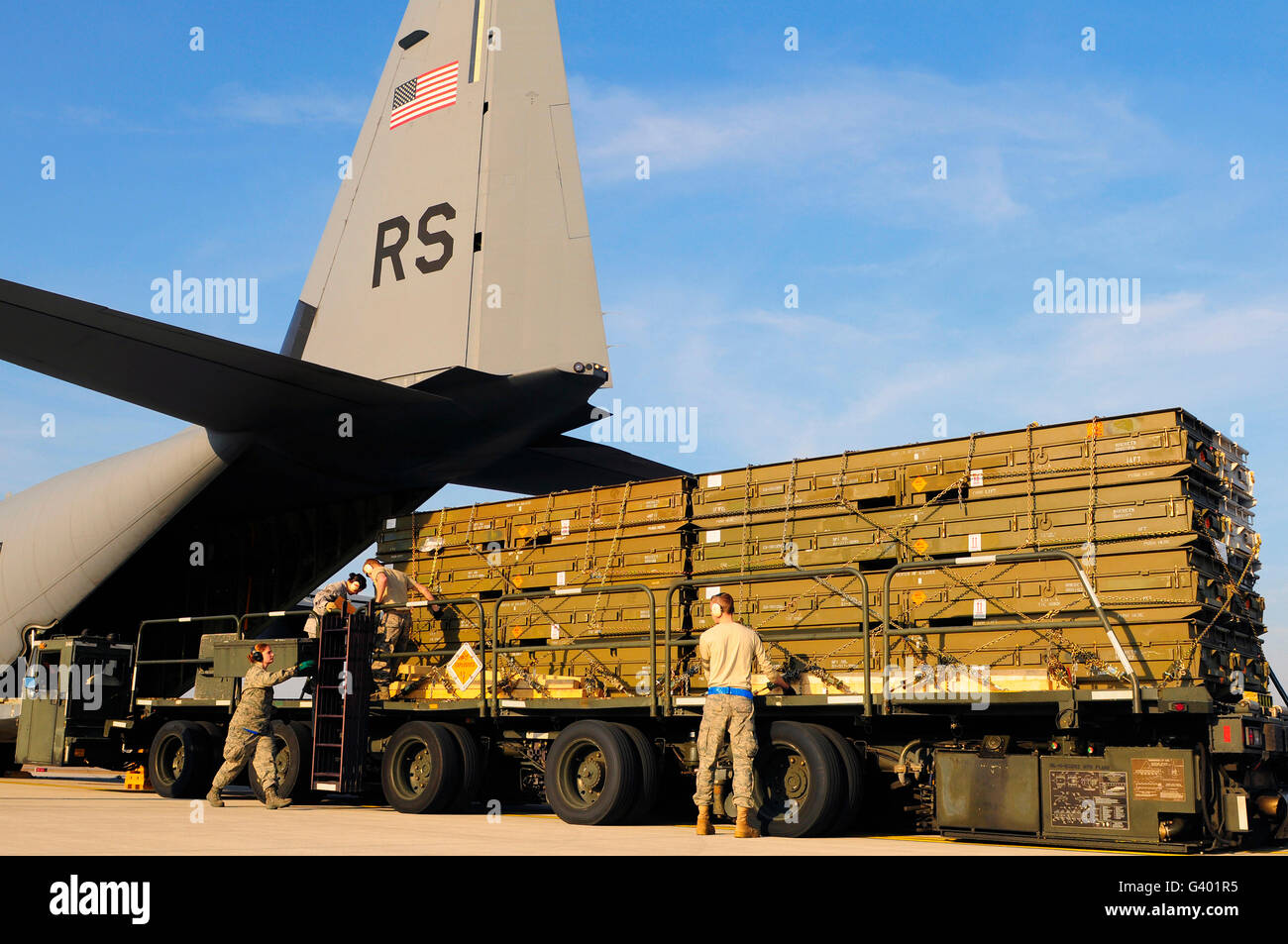 Les aviateurs de l'US Air Force sur un cargo de charge C-130J Super Hercules. Banque D'Images