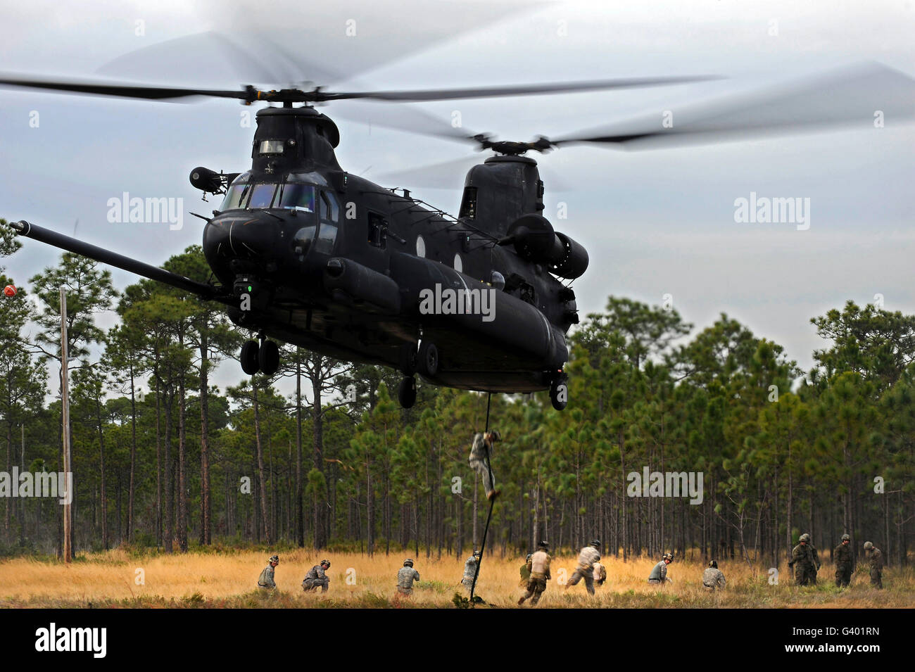 Les forces spéciales de l'armée américaine de corde rapide un CH-47 Chinook. Banque D'Images