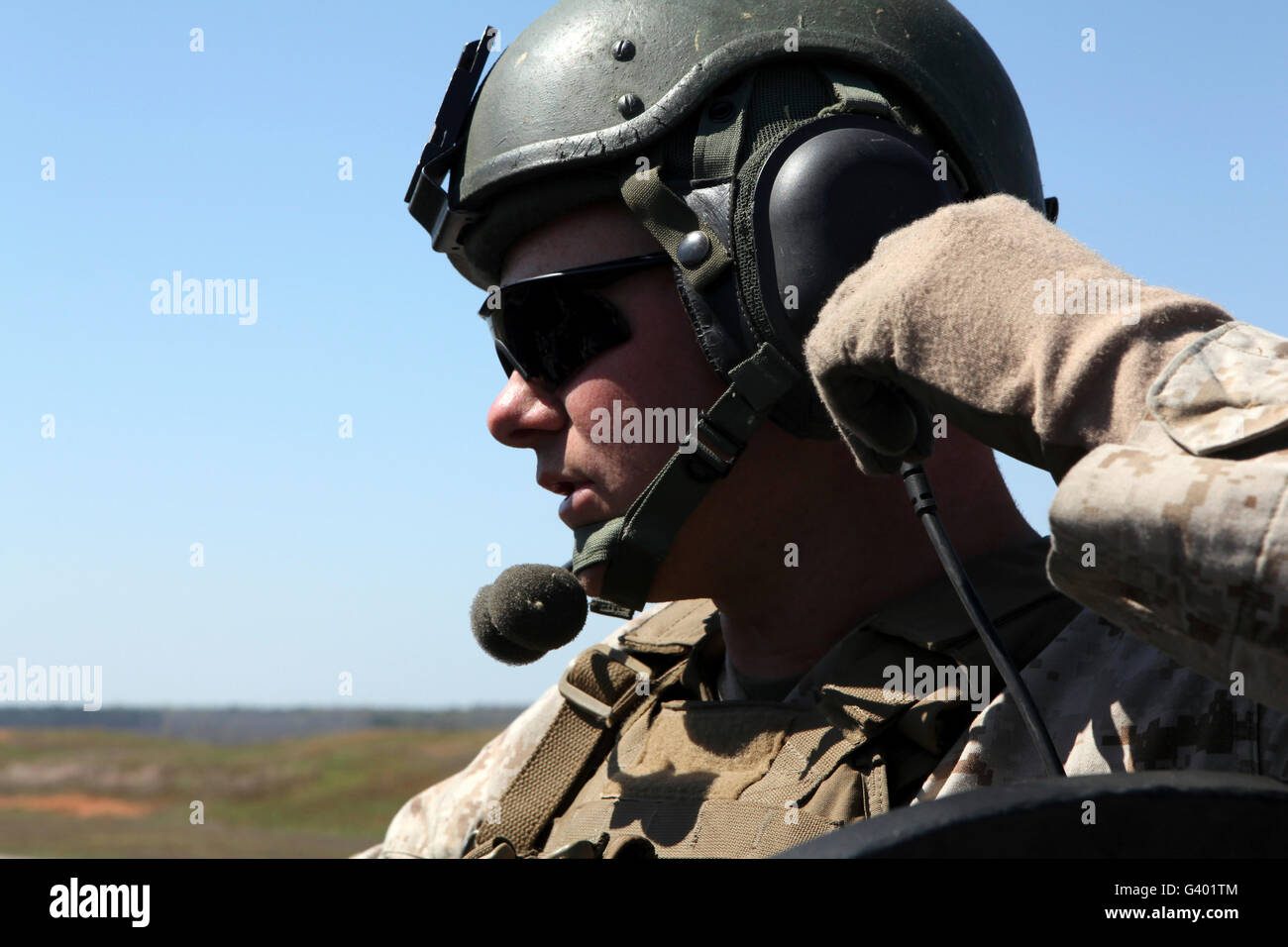 Un soldat reste en contact radio avec la gamme tower au cours d'un exercice. Banque D'Images