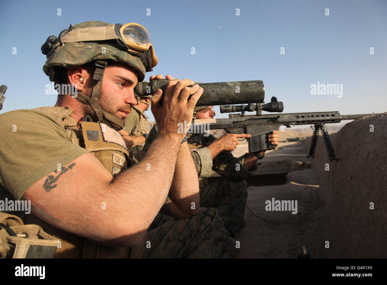 Un Corps des Marines américains sniper et spotter préparer faire feu sur les forces de l'ennemi en Afghanistan. Banque D'Images