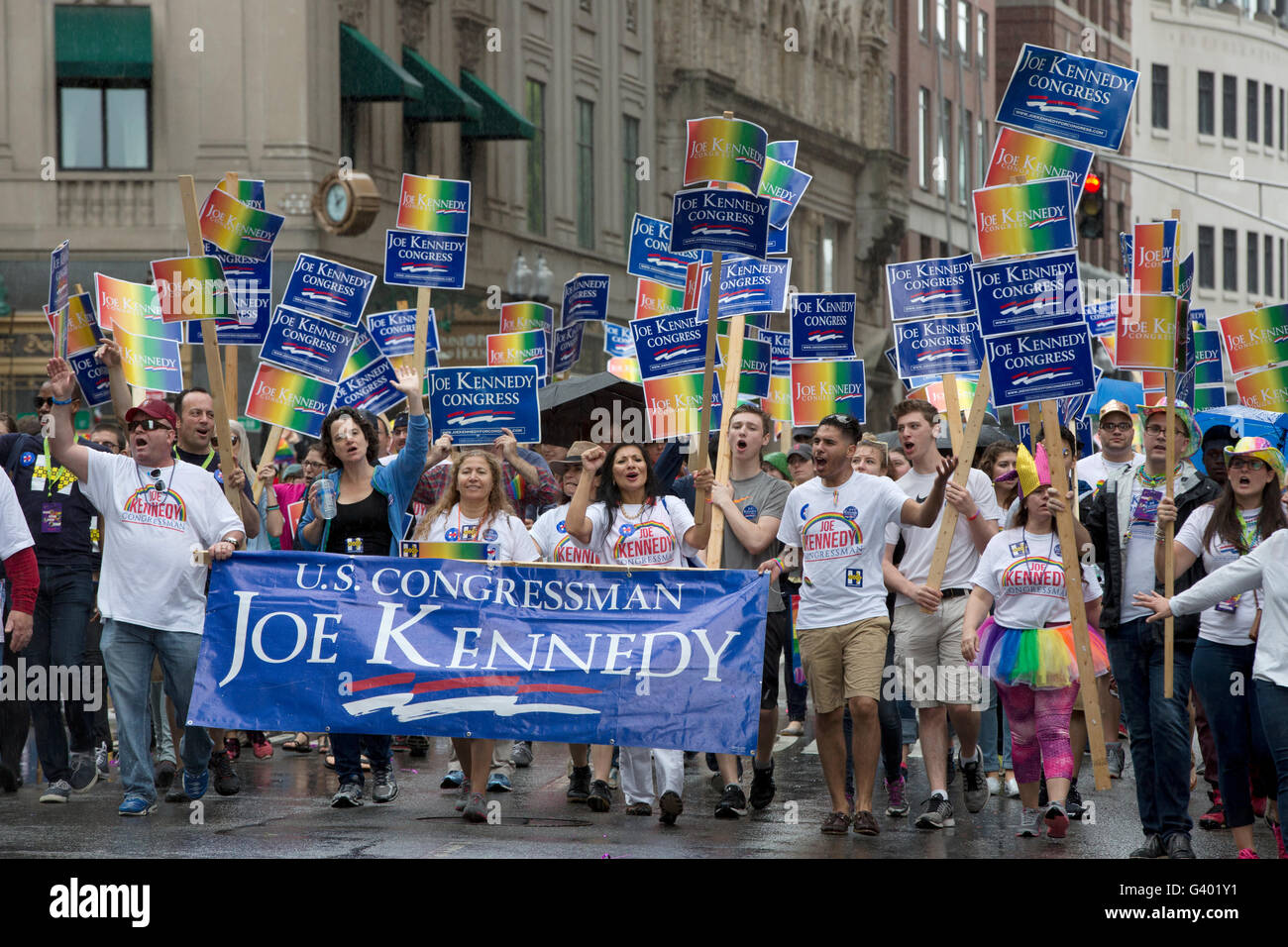 Le membre du Congrès Joe Kennedy collaborateurs mars dans la parade de la fierté LGBT, Boston, Massachusetts Banque D'Images