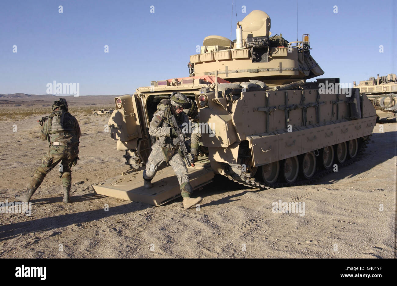 Des soldats US sortie d'un véhicule de combat Bradley M2. Banque D'Images