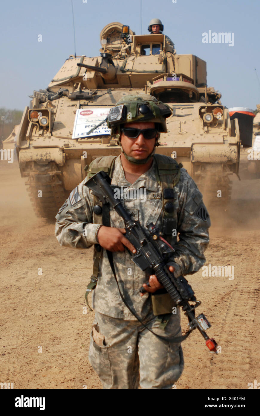 Le sergent de l'armée américaine guide une masse M2 véhicule de combat Bradley. Banque D'Images