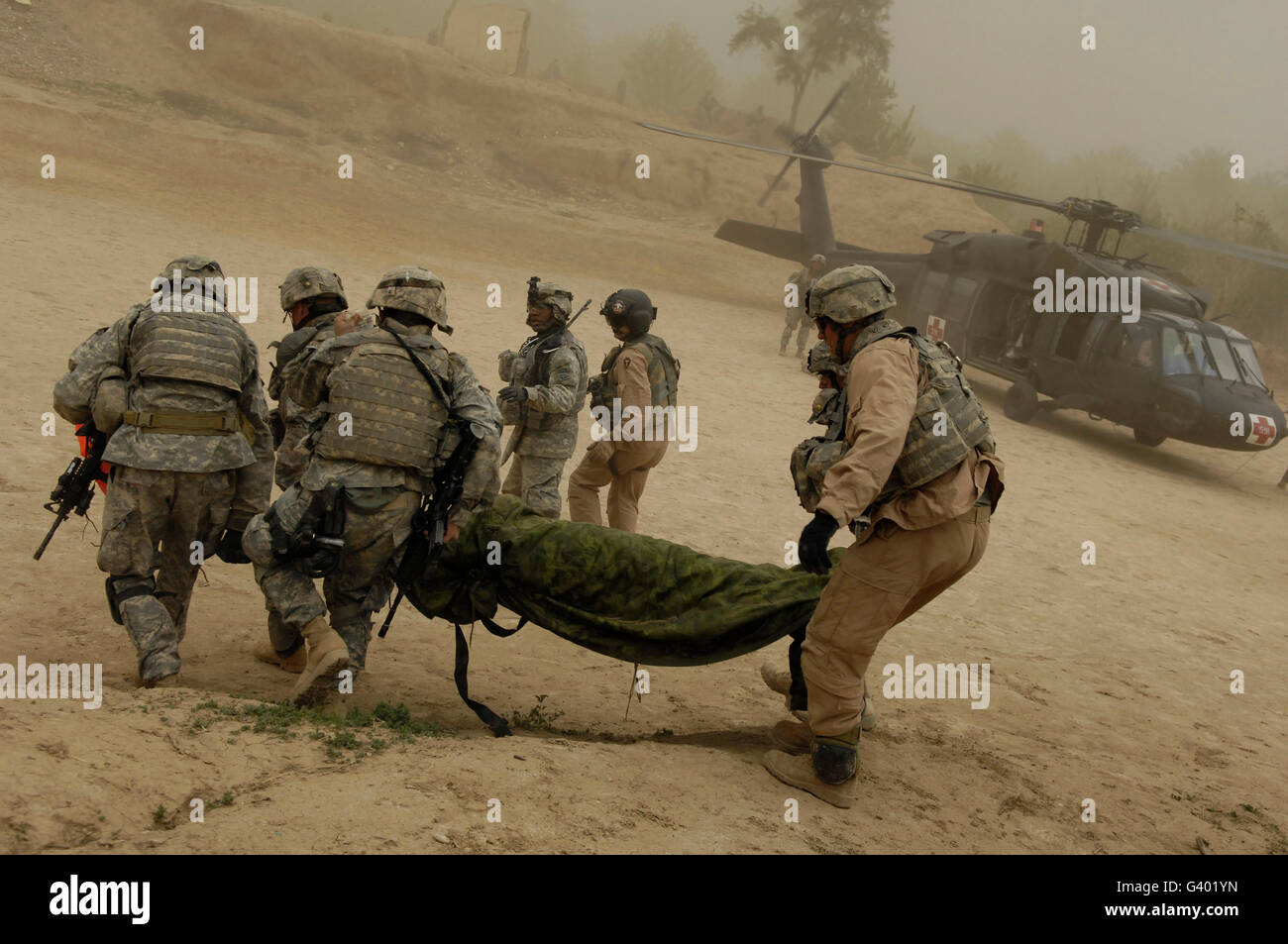 Les soldats de l'armée américaine évacuer un soldat blessé. Banque D'Images