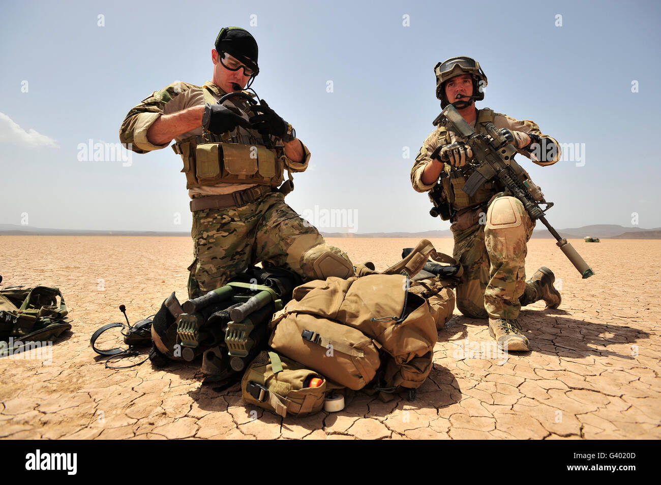 Les soldats de l'US Air Force recueillir leur équipement. Banque D'Images