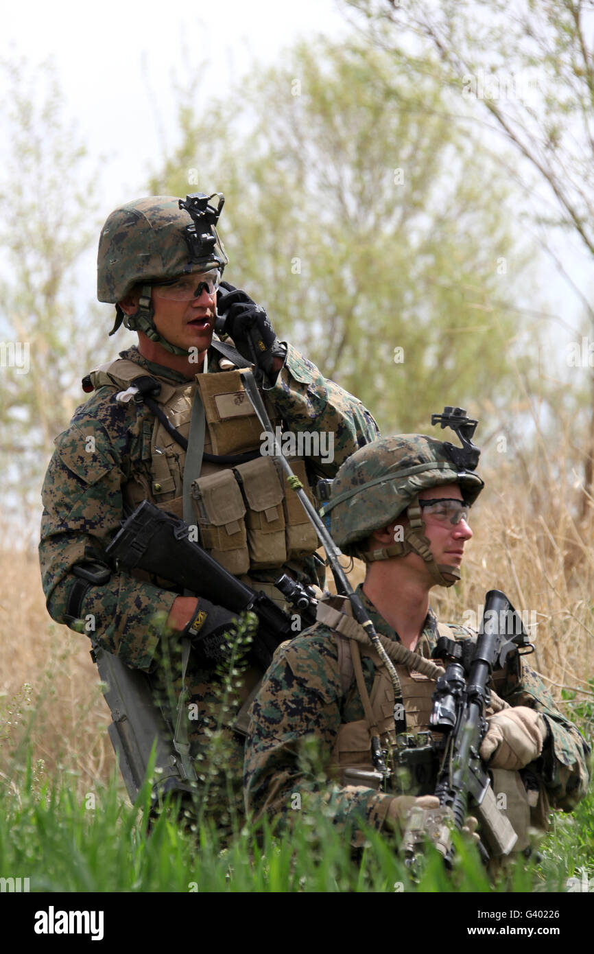 Les Marines américains communiquent avec leur base de patrouille au cours d'une patrouille de sécurité en Afghanistan. Banque D'Images