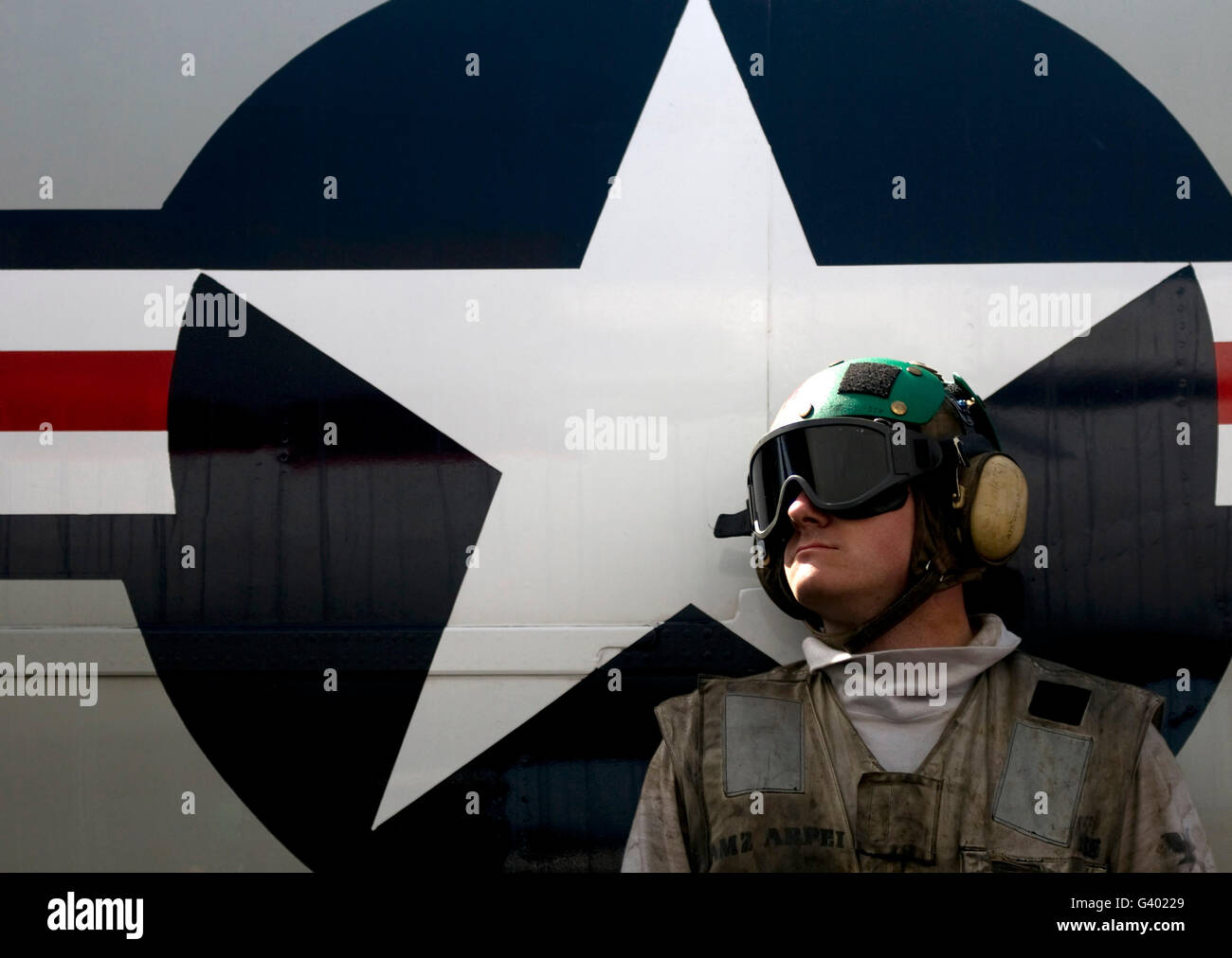 Un aviateur se trouve en face d'un C-2A Greyhound. Banque D'Images