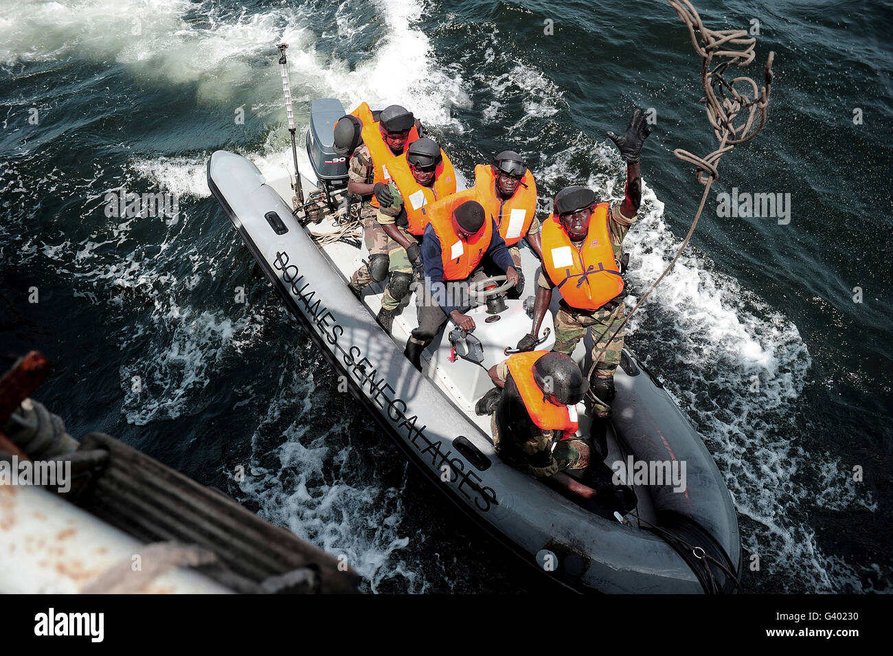 Les marins de la marine sénégalaise se préparent à bord d'un navire de patrouille au large de la marine espagnole. Banque D'Images