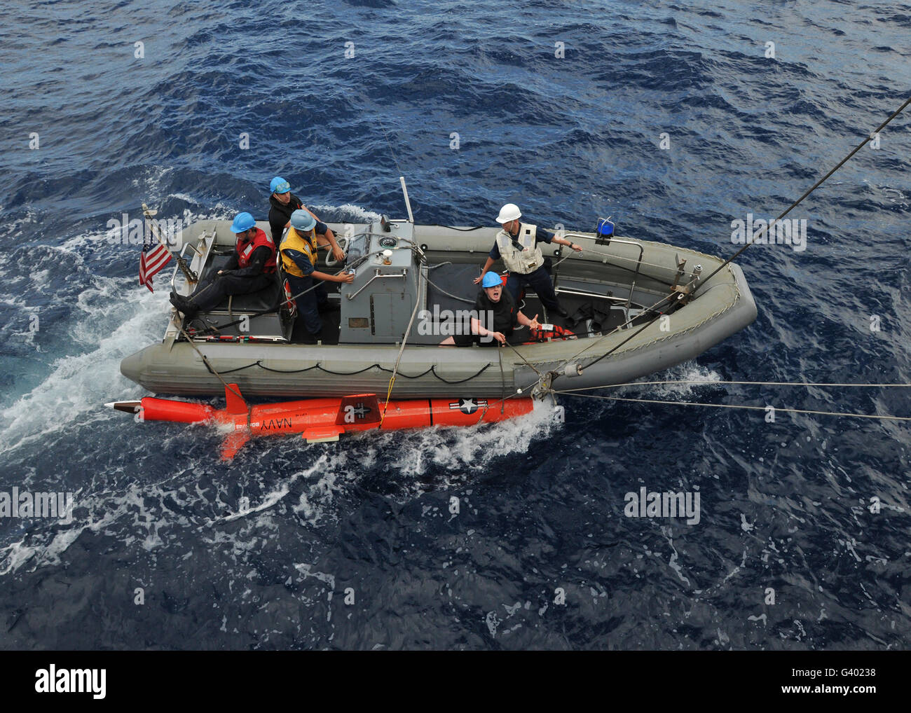 Canot pneumatique à coque rigide bateau récupérer un BQM-74E drone aérien. Banque D'Images