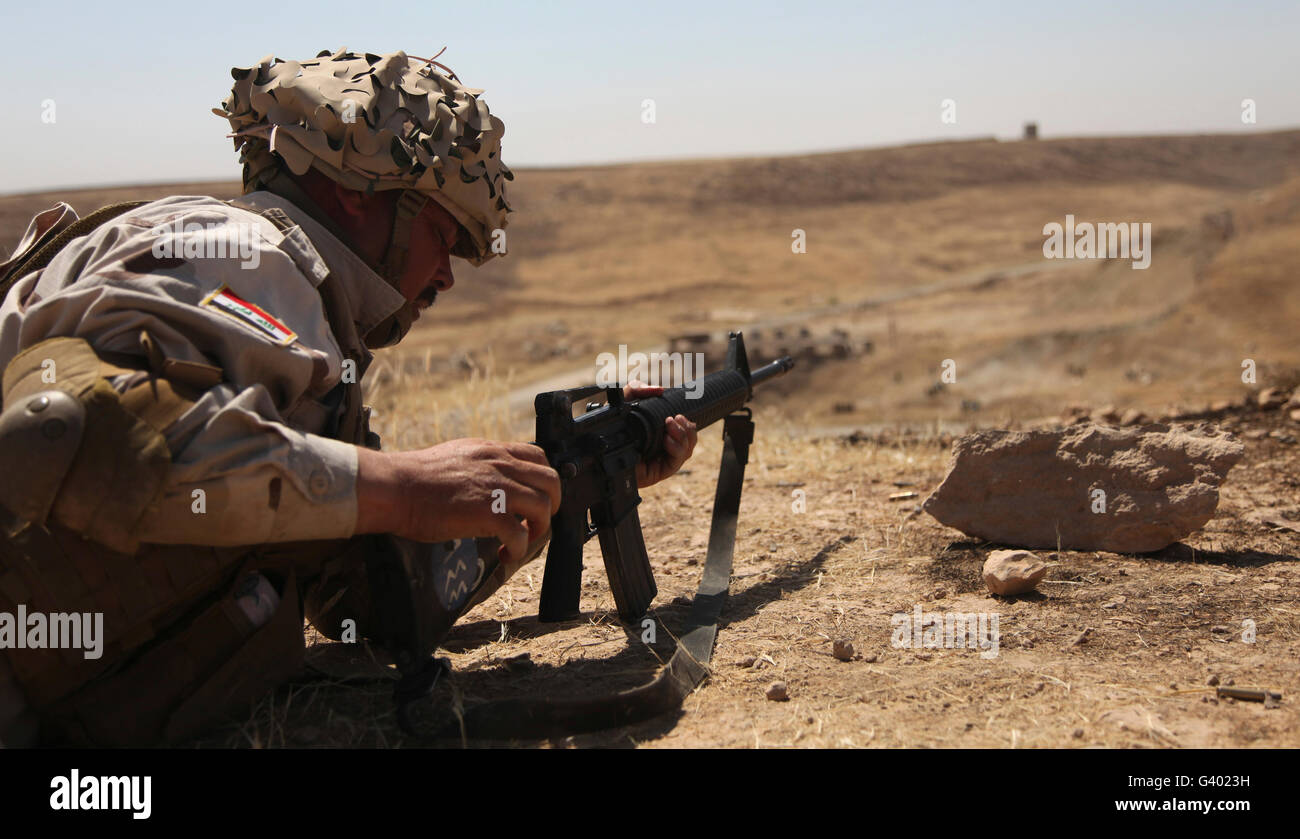 Un soldat de l'armée irakienne se prépare à tirer un fusil M-16. Banque D'Images