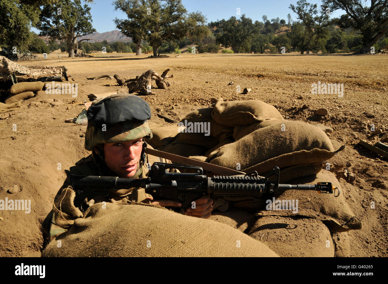 Un soldat mans son poste à Fort Hunter Liggett, en Californie. Banque D'Images