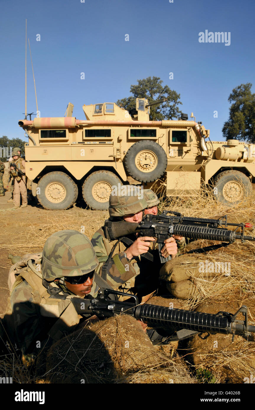 Défendre leur camp Seabees à une simulation de feu à Fort Hunter Liggett, en Californie. Banque D'Images
