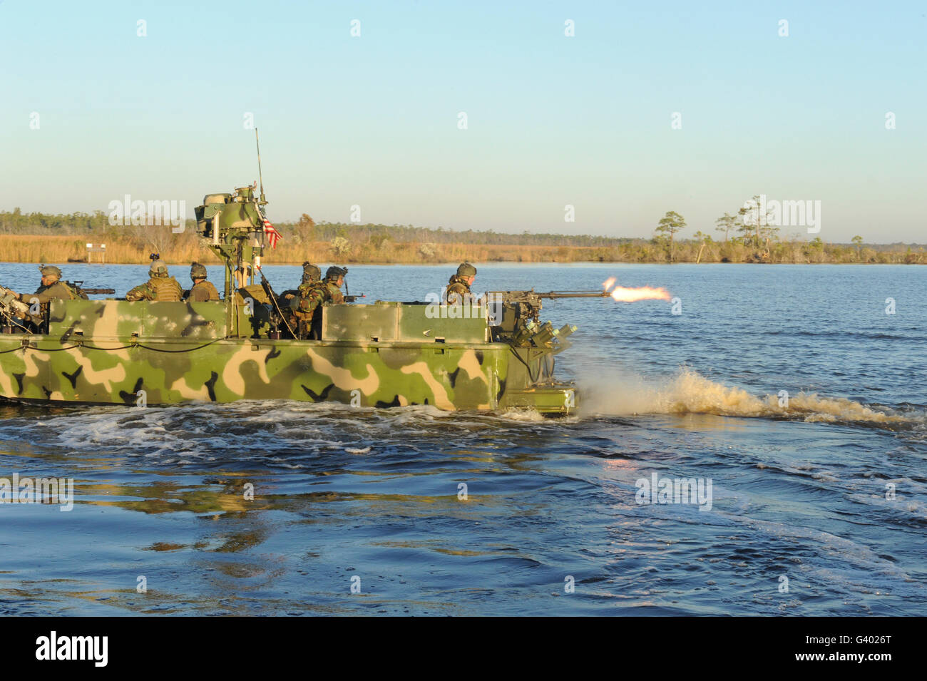 Un escadron de patrouille fluviale manœuvres leur bateau au large de Virginia Beach, en Virginie. Banque D'Images