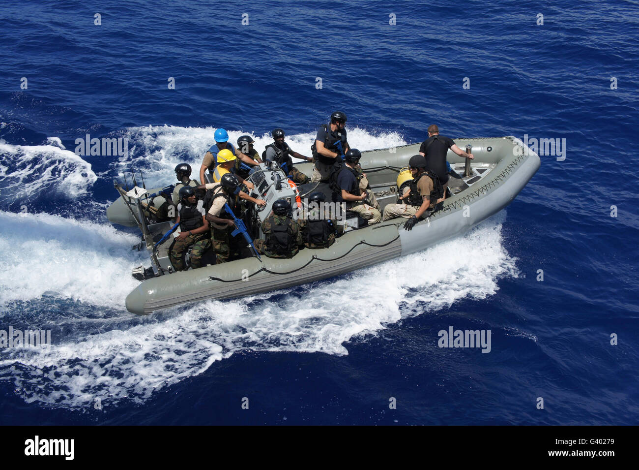 Un canot pneumatique à coque rigide bateau transportant des Marines de l'Uganda People's Defence Force. Banque D'Images