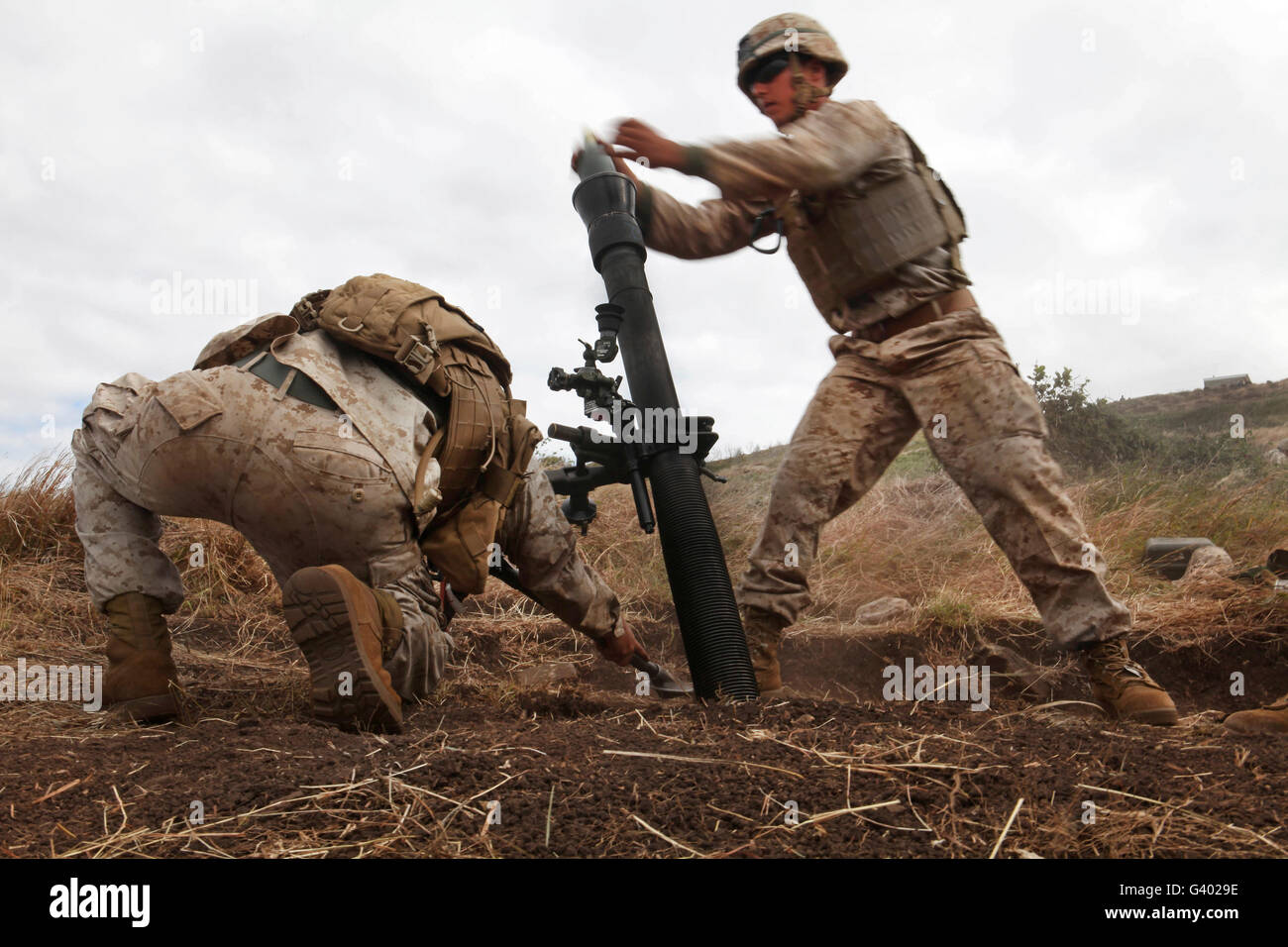 Une chute des Marines dans un mortier M252 81mm Système de mortier. Banque D'Images