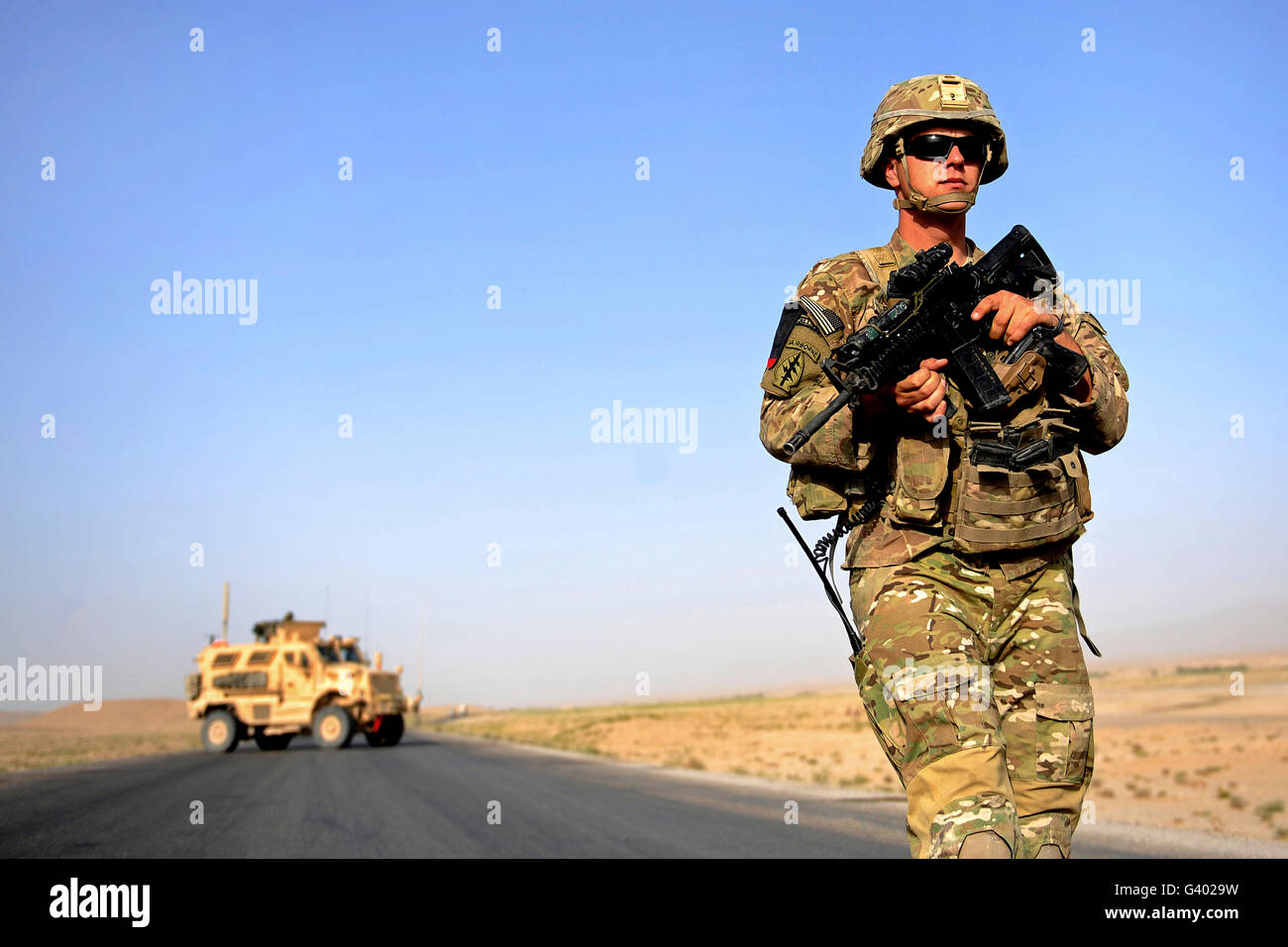 Soldat de l'armée américaine en patrouille le long de la route 1 dans la région de Zabul, en Afghanistan. Banque D'Images
