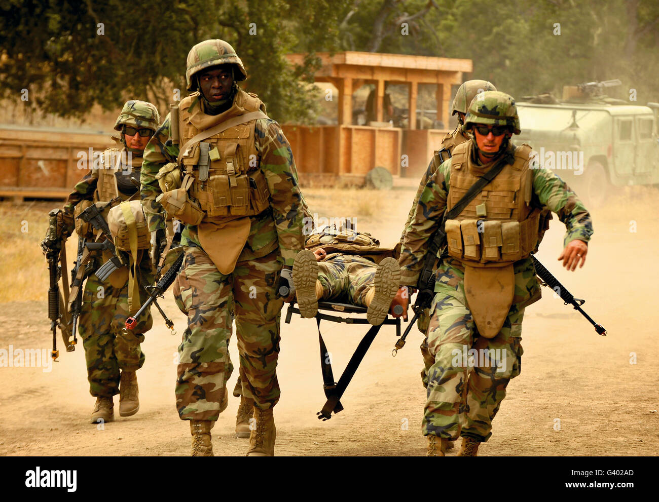 Un grand nombre de blessés conduite Seabees percer à Fort Hunter Liggett, en Californie. Banque D'Images