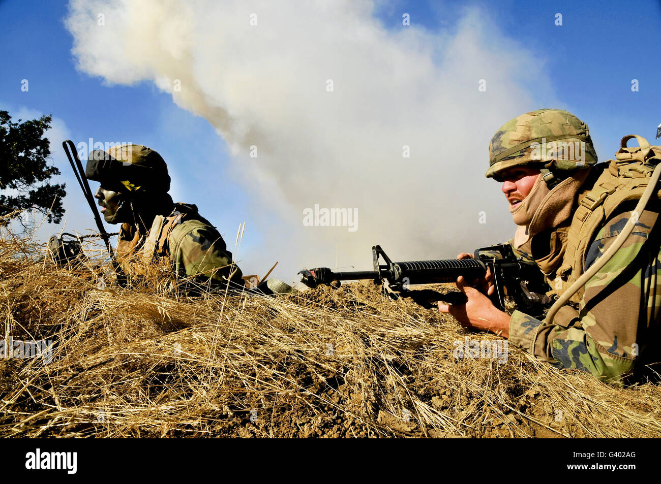 Défendre leur camp Seabees à une simulation de feu à Fort Hunter Liggett, en Californie. Banque D'Images