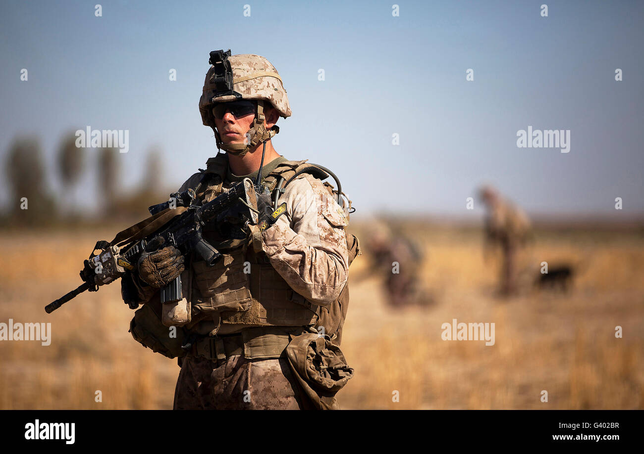 La Marine américaine pendant une patrouille de sécurité en Afghanistan. Banque D'Images