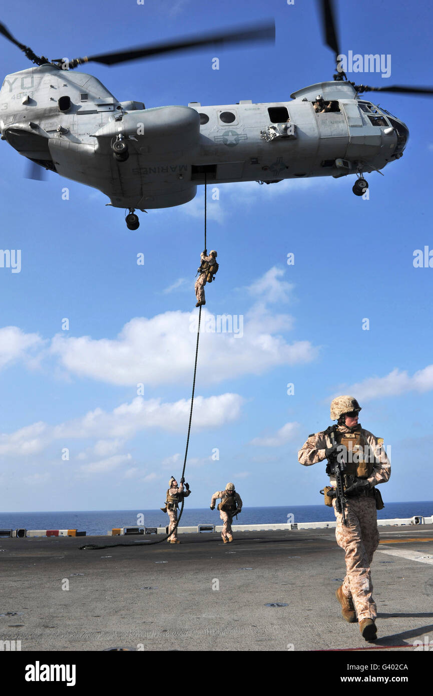 À partir d'une corde fast marines CH-46E Sea Knight hélicoptère. Banque D'Images