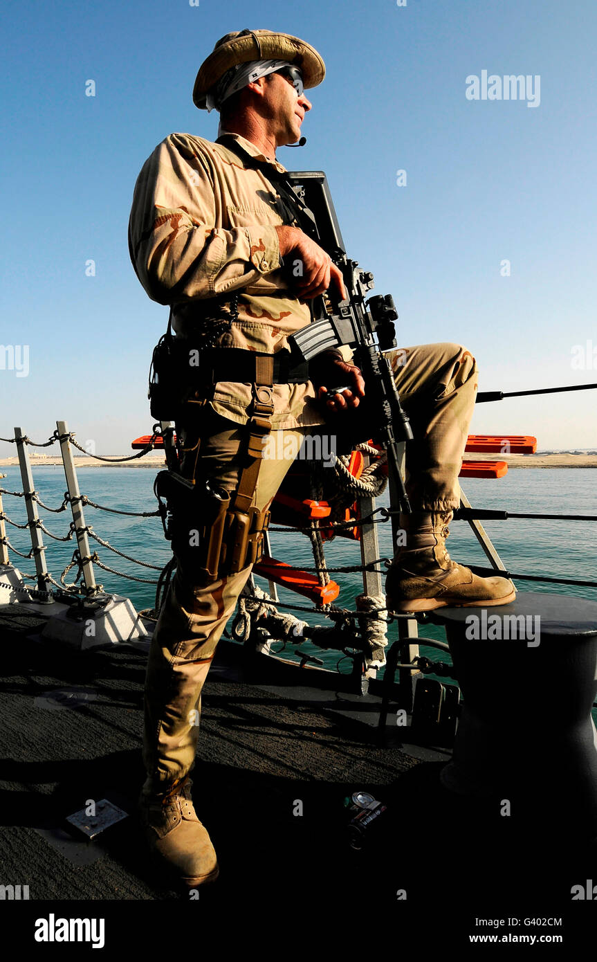 Soldat monte la garde à bord du USS Momsen. Banque D'Images